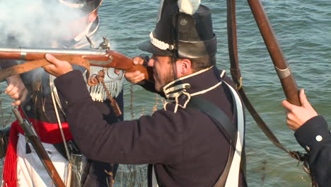 los hombres salen del bosque para pelear una batalla con los soldados que llegan en esta recreación al estilo televisivo de la guerra de 1812