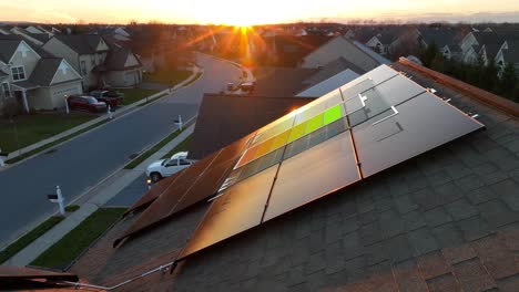 animación de carga de batería conjunto de paneles solares en el techo de la casa estadounidense, barrio uniforme durante la puesta del sol