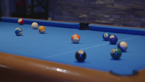 un hombre poniendo bolas de billar