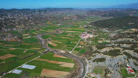 Valle-En-Medio-De-Colinas-Que-Rodean-El-Pueblo-Con-Parcelas-Agrícolas-A-Orillas-De-Un-Río-En-Primavera-En-Albania