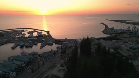 Fremantle-Strandpromenade-Bei-Sonnenuntergang-Mit-Dem-Riesenrad-Im-Vordergrund-Und-Dem-Meer-Im-Hintergrund,-Perth,-Westaustralien