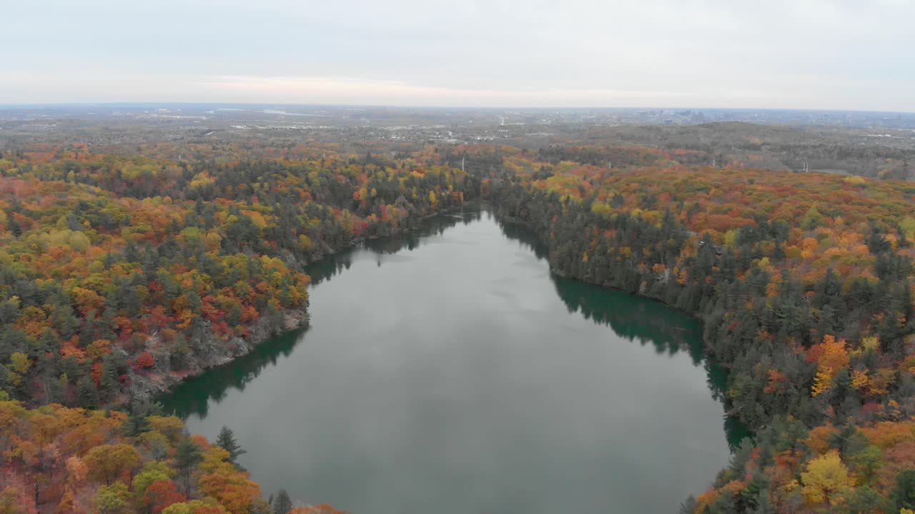 imágenes aéreas sobre el lago rosa en gatineau quebec del lago con una ciudad en la distancia en otoño