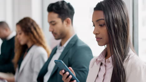 Fila,-Sala-De-Espera-Y-Una-Mujer-Escribiendo-En-Un-Teléfono