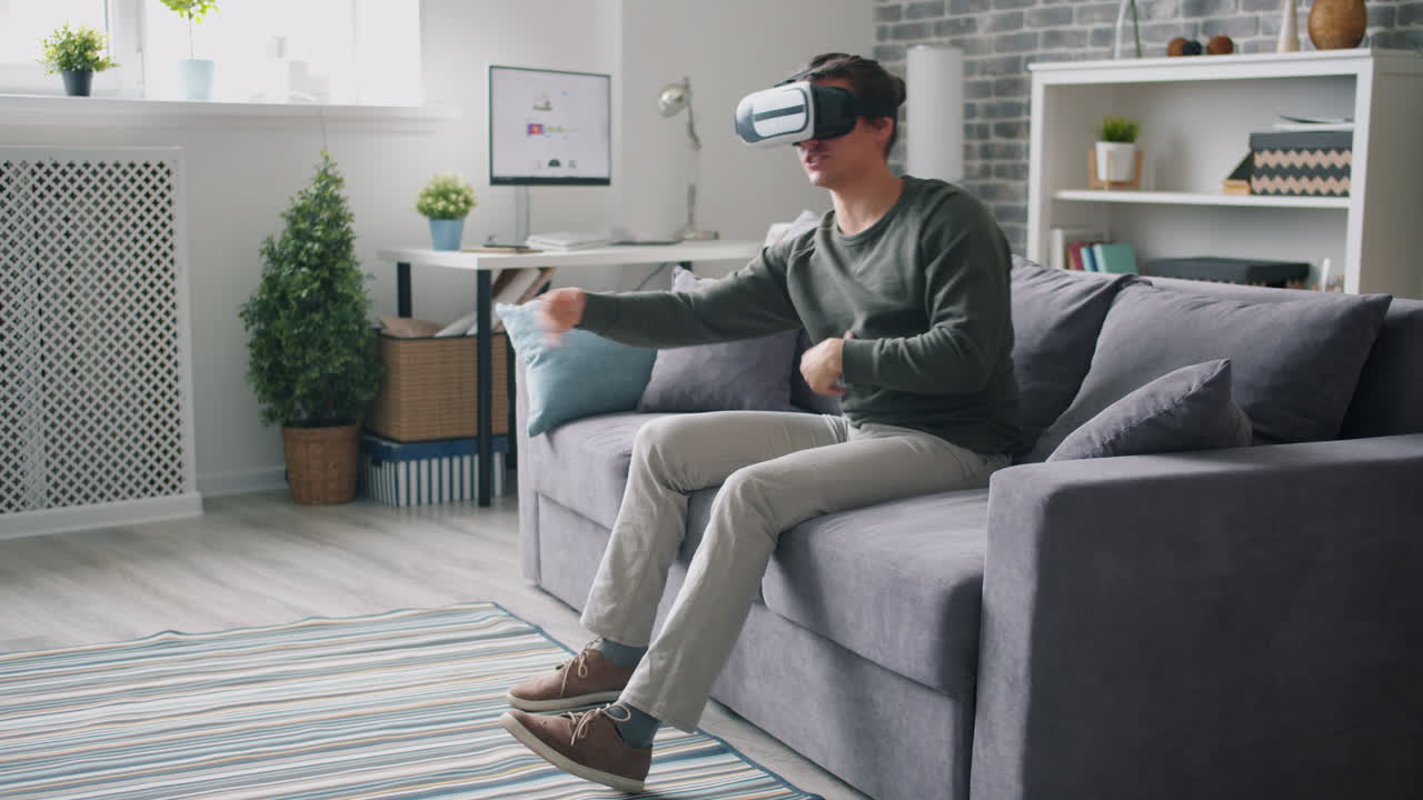 hombre usando auriculares vr en casa