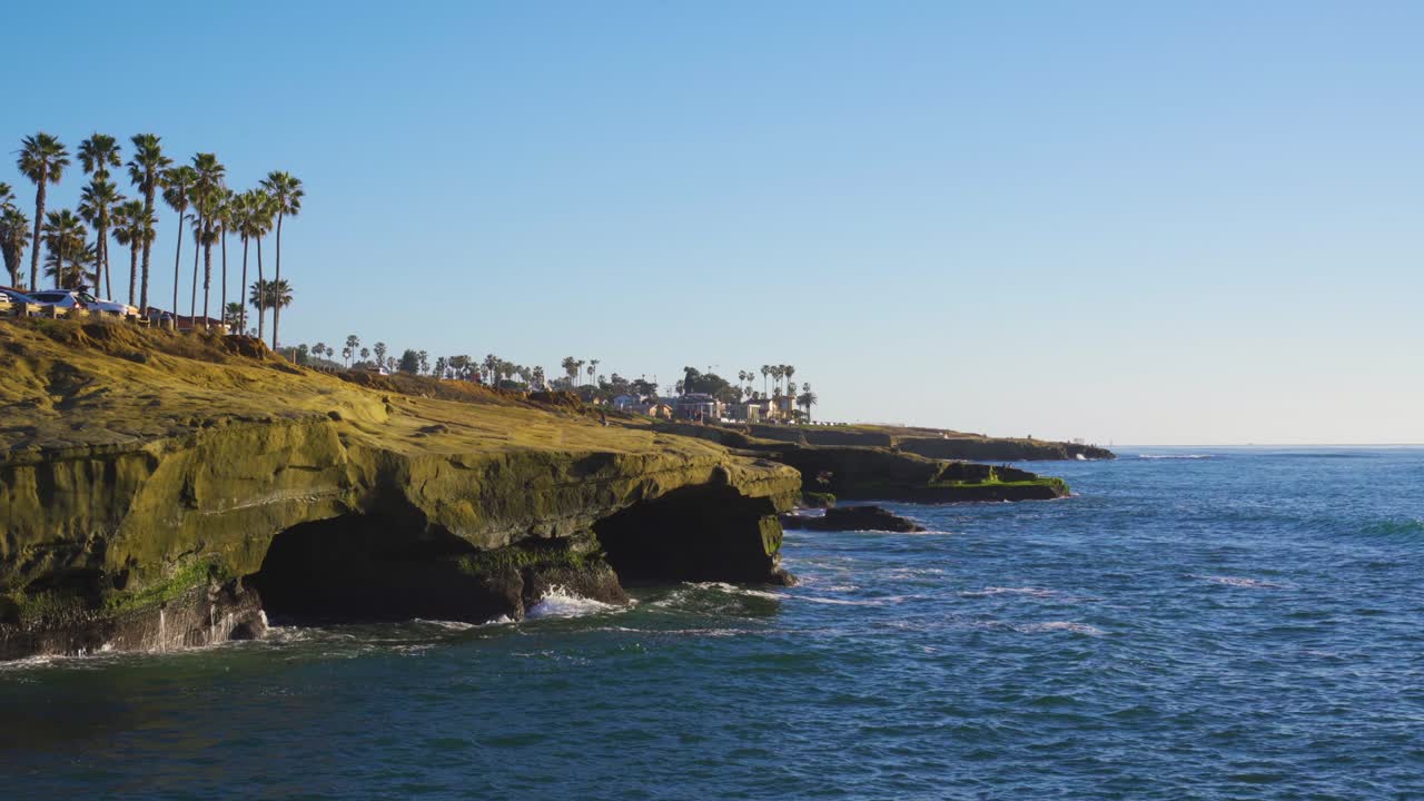 산디에고의 해안선은 바다의 파도에 의해 침식되어 남부 캘리포니아의 해가 지는 절벽에 부히고 있습니다.