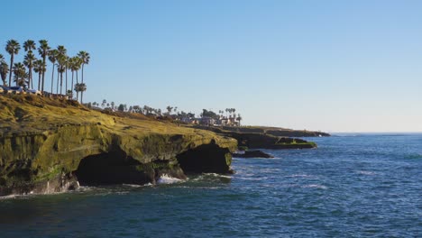 erosionando la costa de san diego de las olas del océano golpeando los acantilados del atardecer en el sur de california