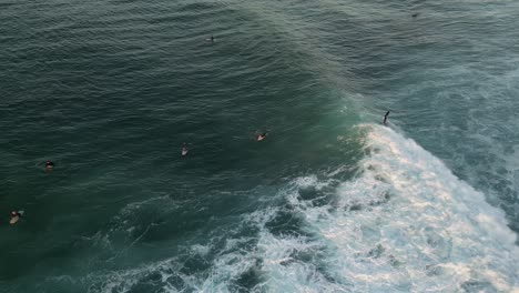 Frau-Surfer-Reitet-Welle-Bei-Sonnenuntergang