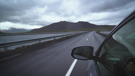 Mujer-Turista-Viaja-En-Coche-Todoterreno-En-Islandia.