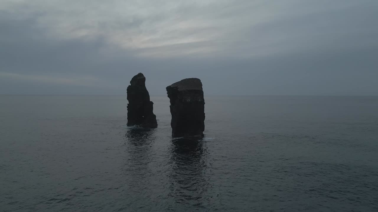 포르투갈 사우미구엘 섬의 모스테이로스 해변 앞의 폰타 델가다 (ponta delgada)