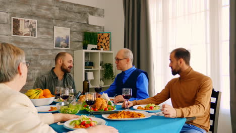 Junger-Mann-Im-Gespräch-Mit-Ihrem-Vater-In-Seinen-Sechzigern