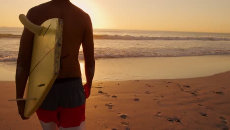 joven junto al mar