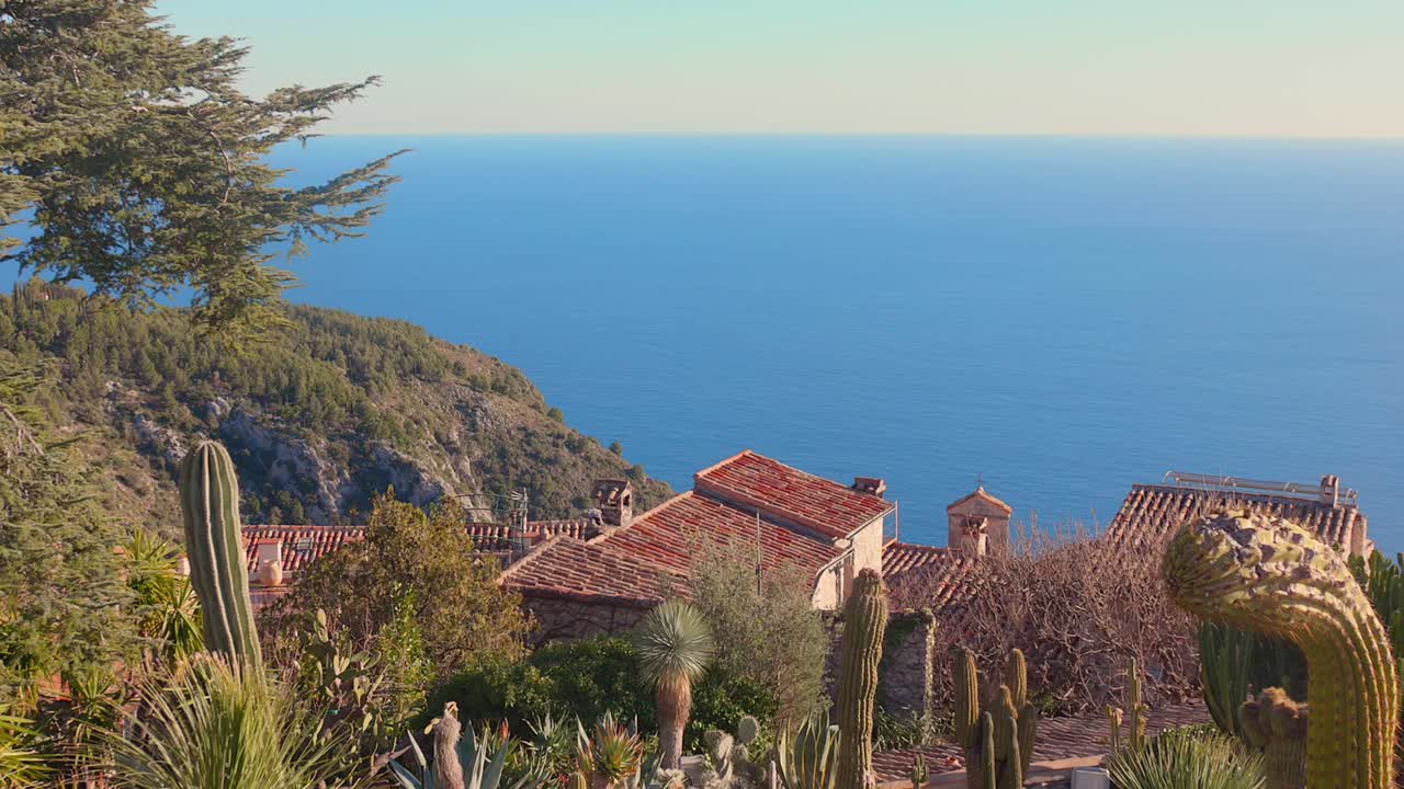 Vista Serena de Vila Medieval com Vista para o Mar em Eze, Sul da França. Plano Geral