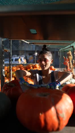 mujer trabajando en un mercado de calabazas