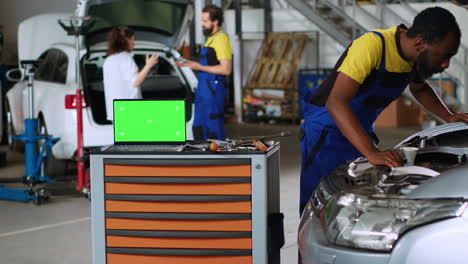 Modell-Laptop-In-Der-Garage-Neben-Dem-Arbeiter