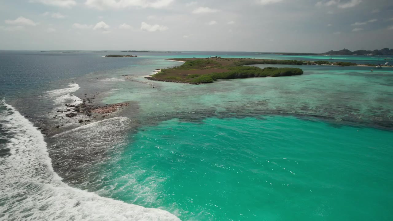 Isola di Francisky con vegetazione lussureggiante, acque turchesi cristalline e coste sabbiose, vista aerea