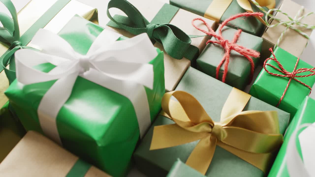 Video di regali di Natale che formano un albero di Natale e spazio per il testo su sfondo bianco.
