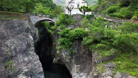 la iglesia de santa ana se encuentra en un valle detrás de cannobio en el lago maggiore