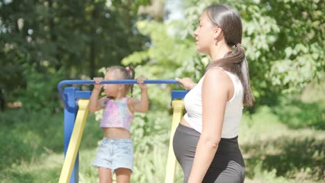 madre y hija embarazadas haciendo ejercicio en el gimnasio al aire libre