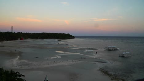 Timelapse-De-La-Puesta-De-Sol-De-La-Isla,-El-Sol-Se-Pone-Detrás-De-La-Hermosa-Costa-De-La-Isla