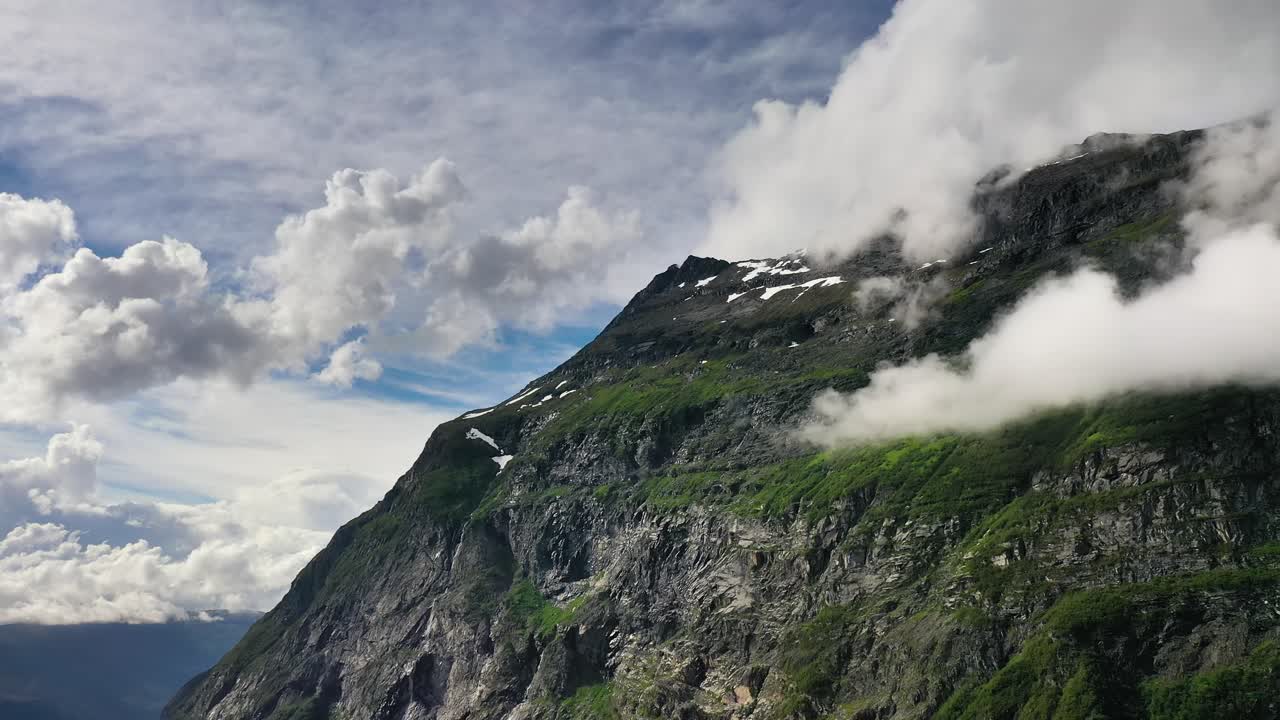 paisaje de vista superior de nubes de montaña. hermosa naturaleza noruega paisaje natural