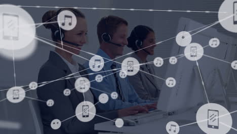 animazione di una rete di icone digitali contro una squadra di diversi colleghi che lavorano in ufficio