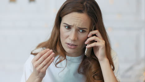 esposa molesta hablando por teléfono móvil. primer plano mujer agresiva hablando por teléfono celular.