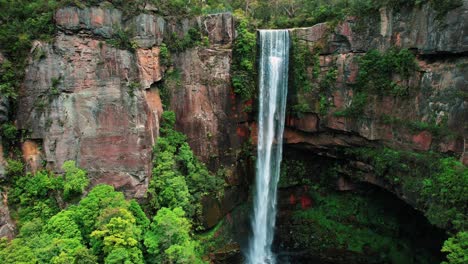 cataratas de belmore, australia, drone vuela hacia una majestuosa cascada