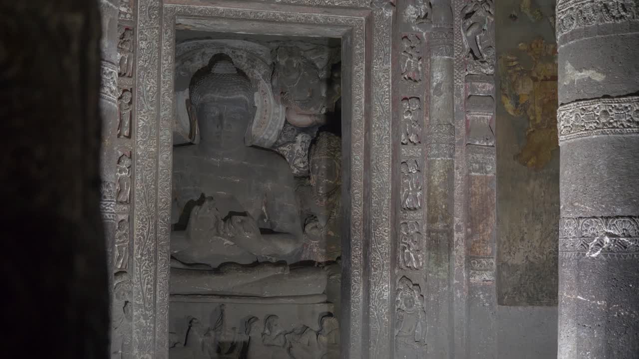estatua de buda dentro de las cuevas de ajanta, aurangabad, maharashtra, india