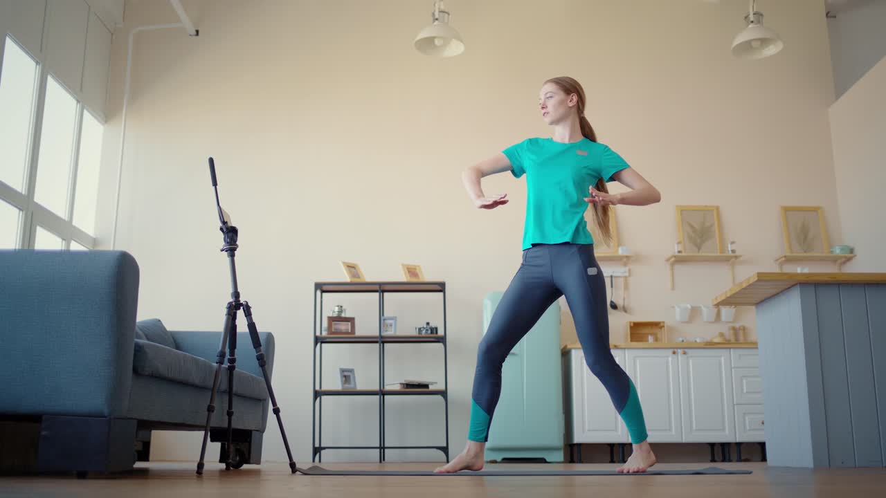 집에서 요가를 연습하는 여자