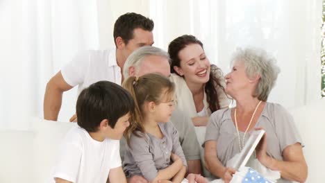 Grandmother-looking-at-a-photo-with-her-family