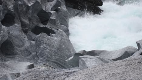 Wirklich-Kraftvolles-Stromschnelles-Wildwasser-Inmitten-Von-Gemeißelten-Grauen-Steinen-In-Marmorslottet-In-Nordnorwegen