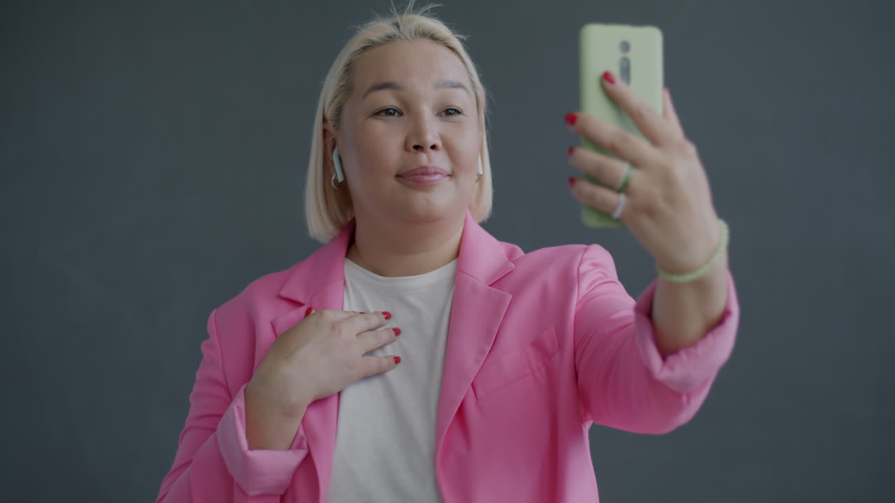 mujer tomando una llamada de video selfie
