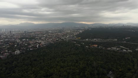 parque chapultepec en la ciudad de méxico, amplio paisaje drone aéreo, tarde nublada