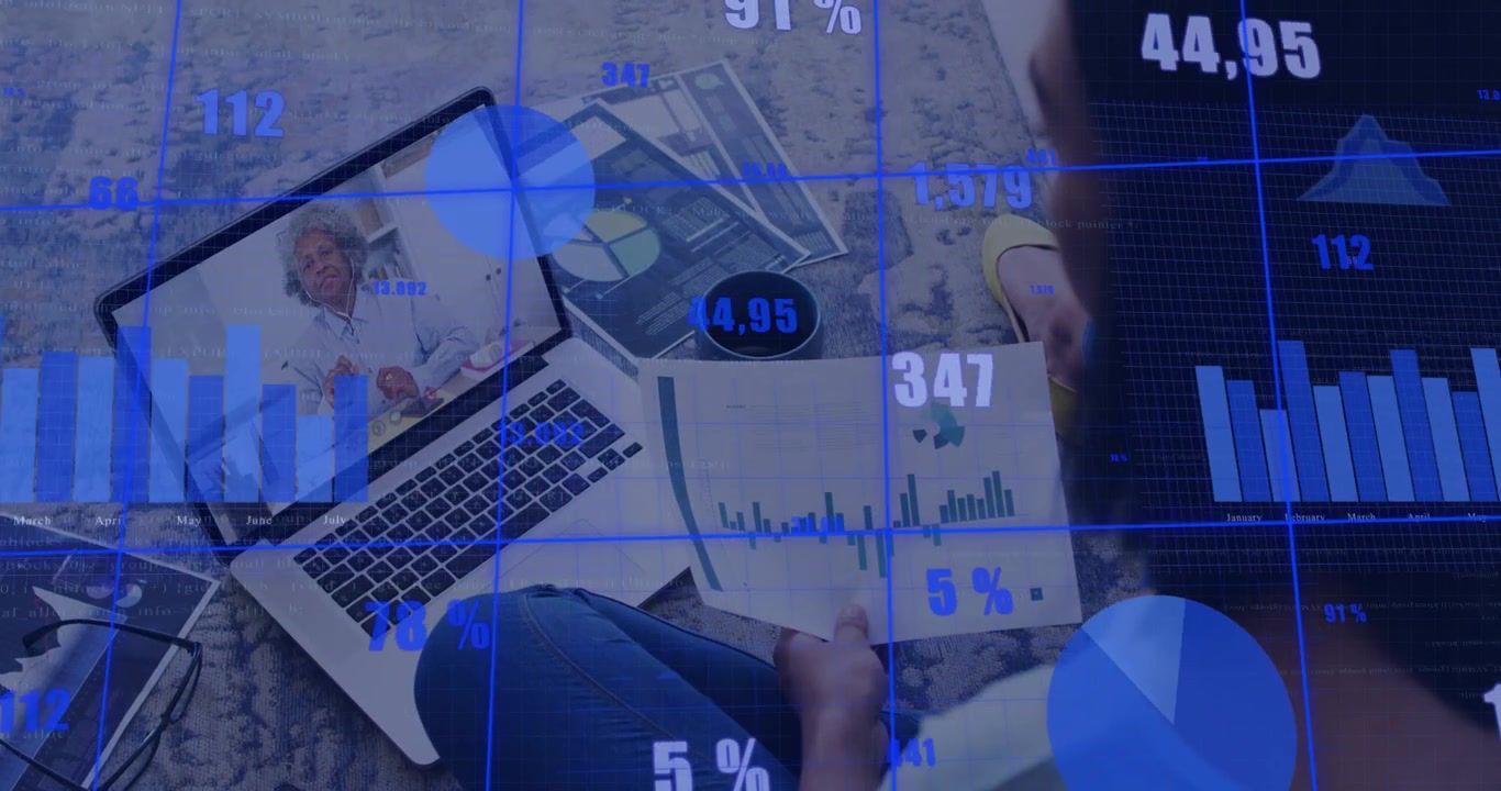 Man i ett videosamtal via bärbar dator trycker på stapeldiagram på en surfplatta som spårar finansiella KPI:er, med ett överlägg som uppdateras över diagrammen