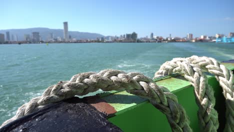 cerrar la cuerda en el ferry penang mientras se va