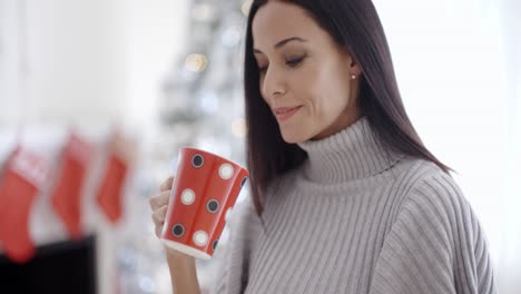 Hübsche-Junge-Frau-Genießt-Eine-Tasse-Kaffee