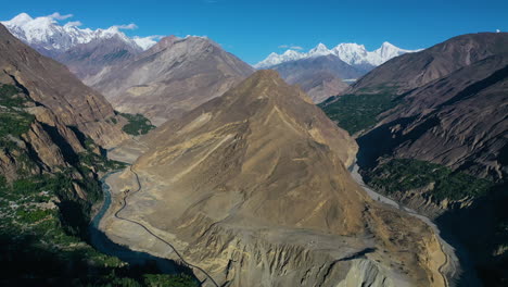 alta vista aérea sobre el espectacular paisaje montañoso de pakistán