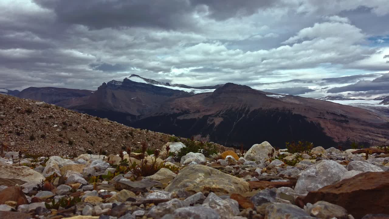 montañas con un glaciar en la distancia