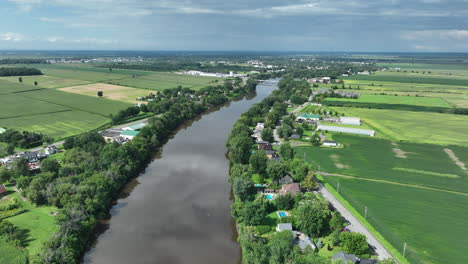 Vista-Aérea-De-La-Vida-Rural-Y-Los-Hogares-De-Montreal.