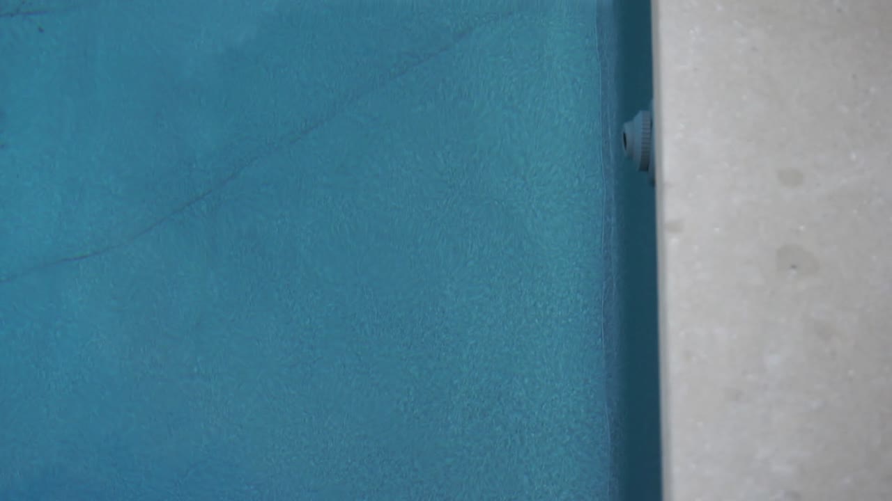 chorro de piscina en el suelo que funciona a alta velocidad moviendo el agua en la piscina