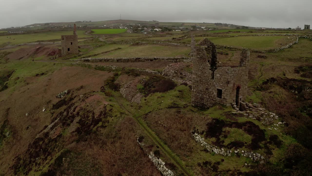 orbita aérea alrededor de la casa de piedra ruinas de las minas de estaño en cornualles, inglaterra, parte del impresionante paisaje utilizado en la obra maestra presentación teatral de poldark