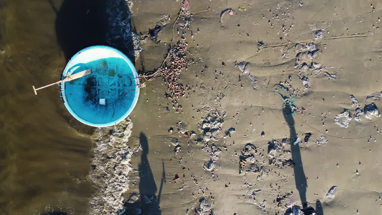 Vista superior en cámara lenta de basura, plástico, desperdicios, botellas y personas caminando en la contaminación ambiental de la playa