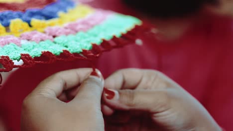 Nahaufnahme-Der-Hände-Eines-Indischen-Mädchens,-Das-Die-Ornamente-Eines-Traditionellen-Regenschirms-In-Indien-Strickt,-Traditionelles-Kleidungskonzept