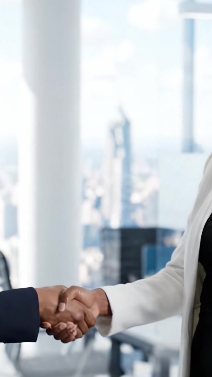 Interazione professionale in un ambiente d'ufficio moderno con vista, che mostra collaborazione e successo tra colleghi in un contesto lavorativo contemporaneo