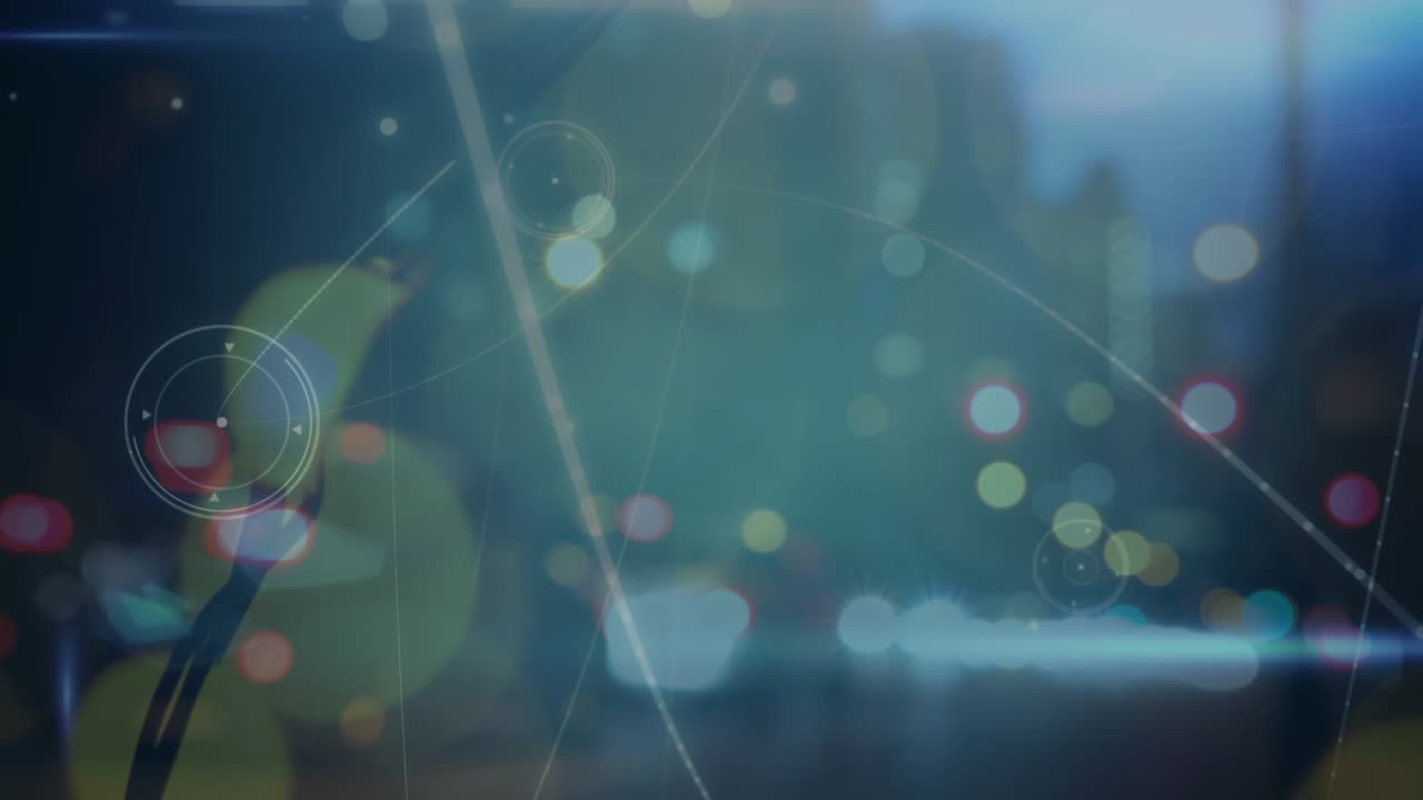Animazione digitale 4K che mostra il traffico notturno della città e le connessioni dati globali.