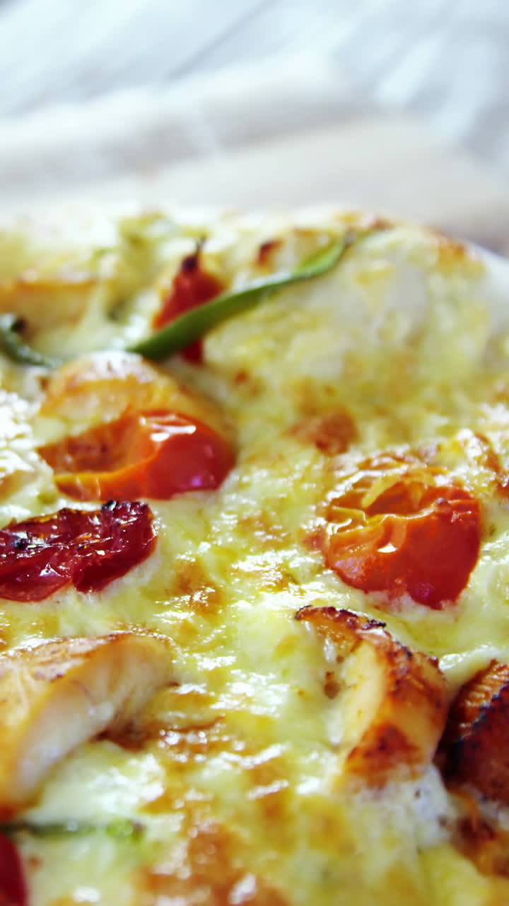 lækker italiensk pizza serveret på træbord