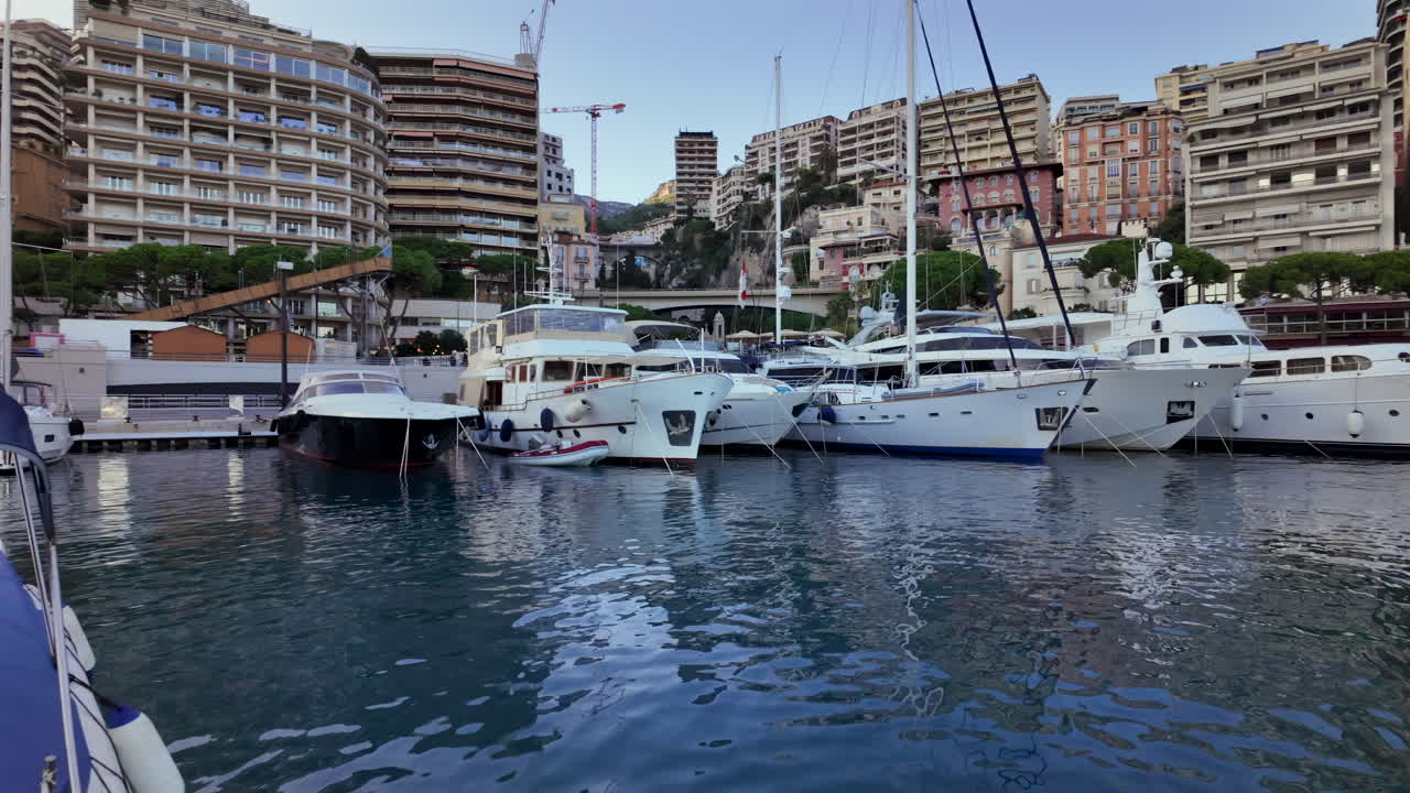 La Condamine, Monaco - 8 luglio 2025: barche ormeggiate a Port Hercule con edifici sullo sfondo, di sera