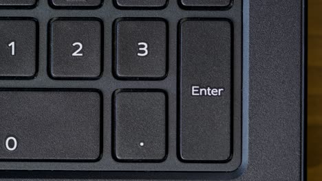 vista superior dedo presionando el botón enter del teclado