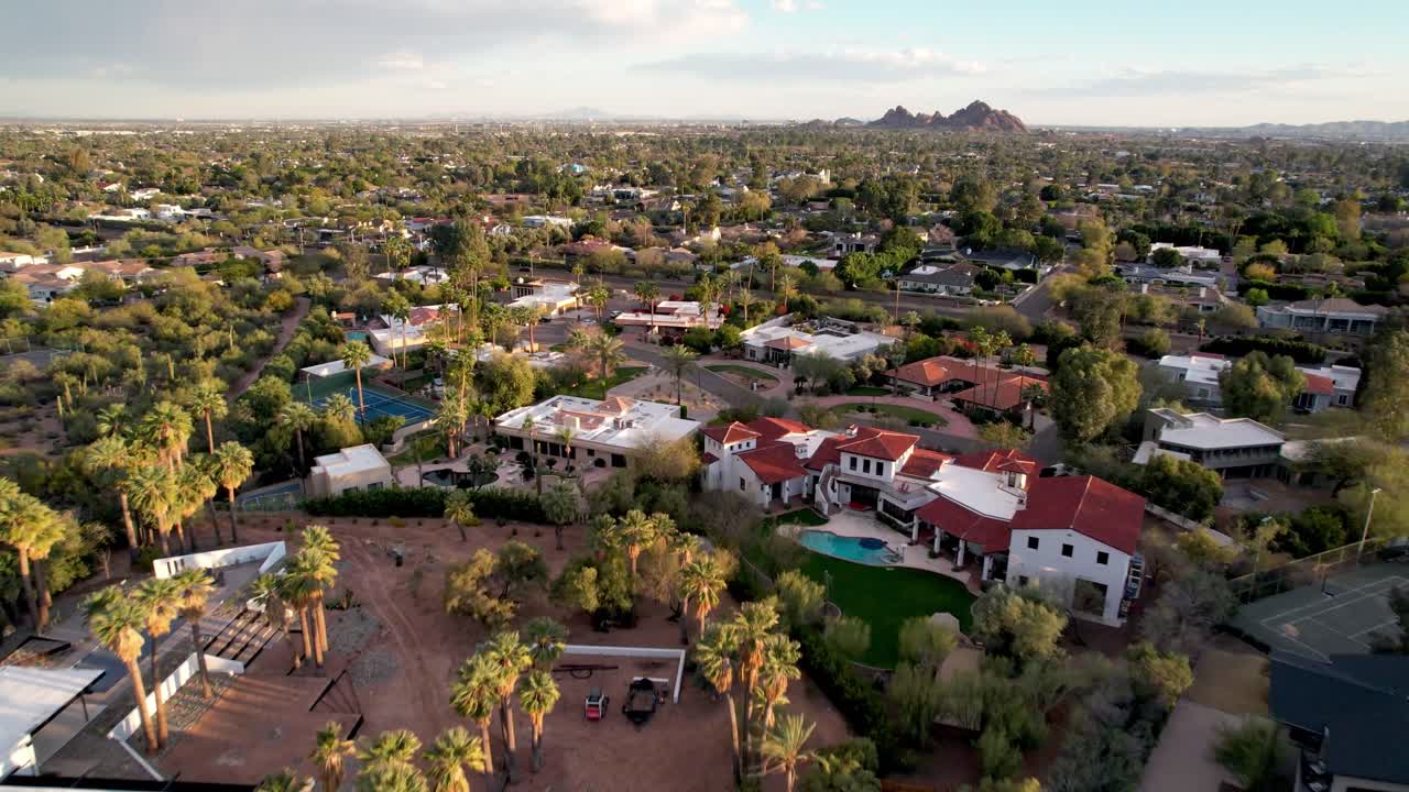casas de lujo de barrido aéreo en scottsdale arizona