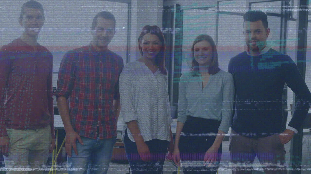 animación de interferencia y procesamiento de datos sobre diversas personas de negocios en la oficina